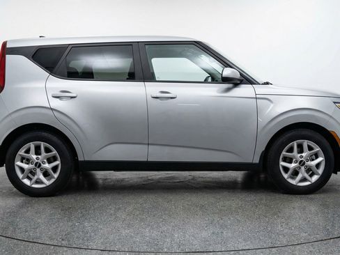Used 2025 Kia Soul LX w/ LX Technology Package FWD image 11