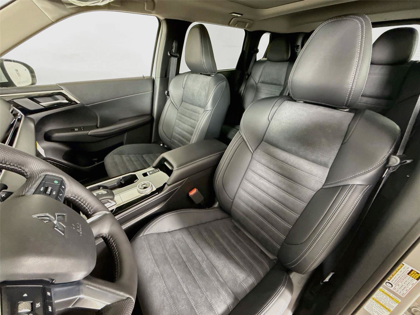 New 2026 Mitsubishi Outlander SE FWD image 2