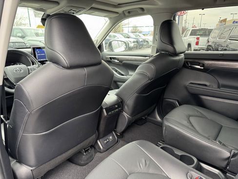 Used 2021 Toyota Highlander Limited image 36