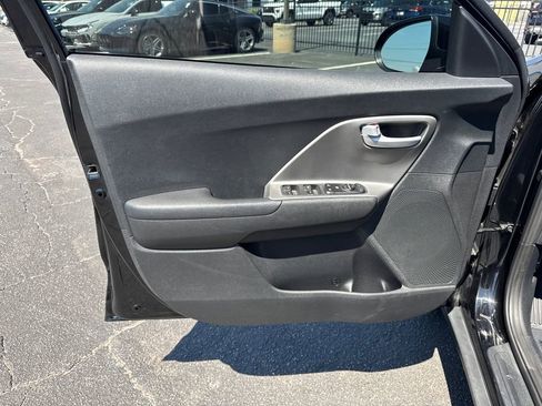 Used 2022 Kia Niro LX image 11