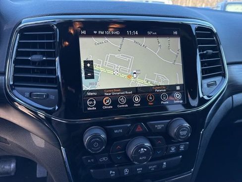 Used 2022 Jeep Grand Cherokee Laredo X image 6