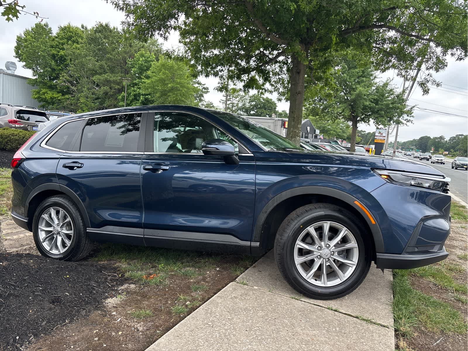 Used 2023 Honda CR-V EX-L image 3