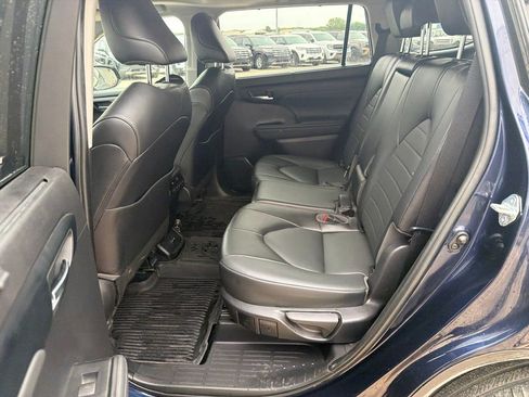 Used 2022 Toyota Highlander XLE AWD/4WD image 19