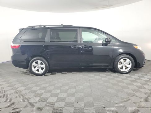 Used 2020 Toyota Sienna LE w/ Carpet Mat Package FWD image 3