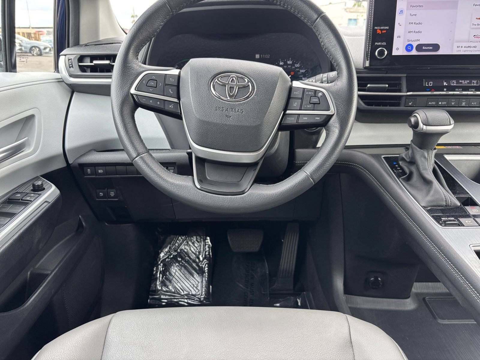 Used 2025 Toyota Sienna XLE FWD image 36