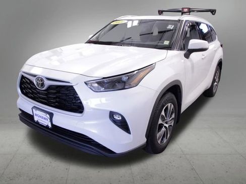 Used 2022 Toyota Highlander XLE AWD/4WD image 1