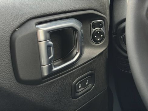Used 2026 Jeep Wrangler Unlimited Sahara AWD/4WD image 10