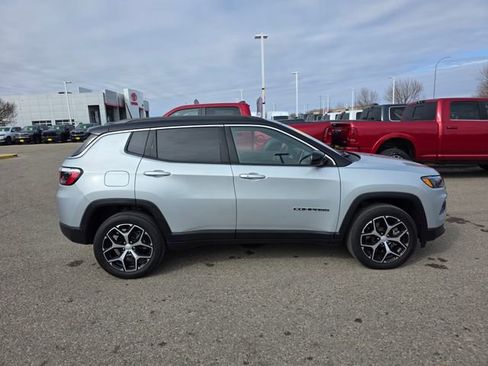 Used 2024 Jeep Compass Limited image 7