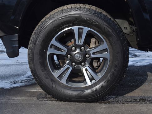 Used 2016 Toyota Tacoma TRD Sport w/ Towing Package image 35