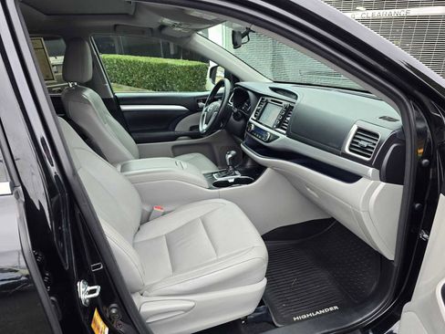 Used 2015 Toyota Highlander XLE image 11