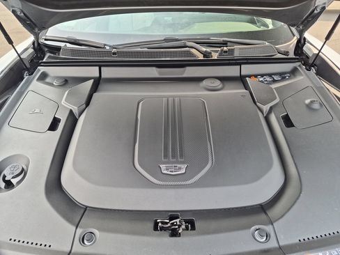 Certified 2024 Cadillac Lyriq Luxury AWD/4WD image 30