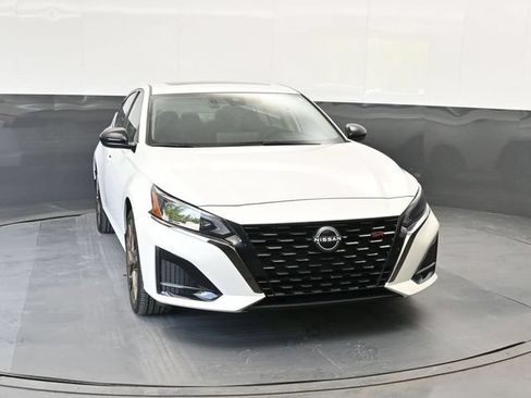 Used 2025 Nissan Altima 2.5 SR w/ SR Premium Package AWD/4WD image 7