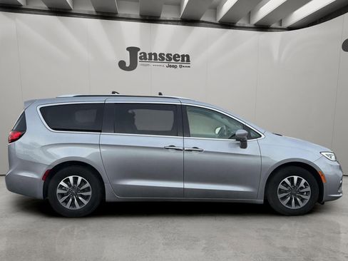 Used 2021 Chrysler Pacifica Touring-L FWD image 5