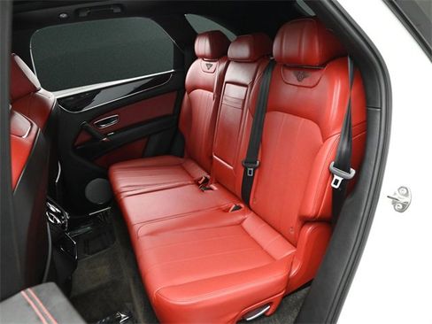 Used 2018 Bentley Bentayga image 17