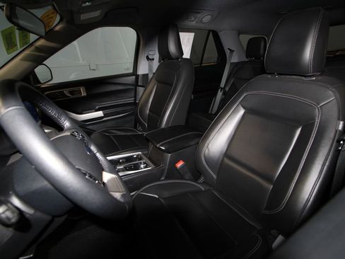 Used 2023 Ford Explorer XLT w/ Equipment Group 202A image 4