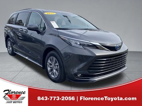 Used 2025 Toyota Sienna XLE image 1