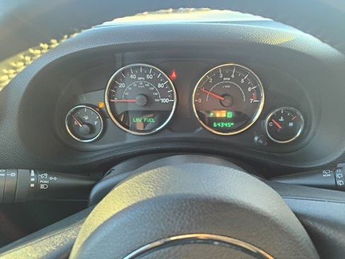 Used 2018 Jeep Wrangler Unlimited Sahara w/ Connectivity Group image 17