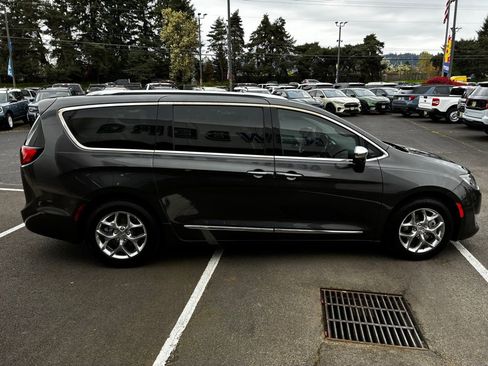 Used 2017 Chrysler Pacifica Limited image 9