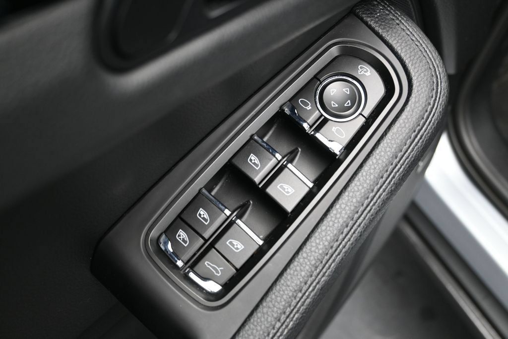 Certified 2022 Porsche Macan AWD/4WD image 9