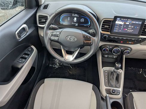 Used 2025 Hyundai Venue SEL image 17