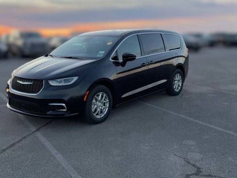 New 2026 Chrysler Pacifica Select image 1