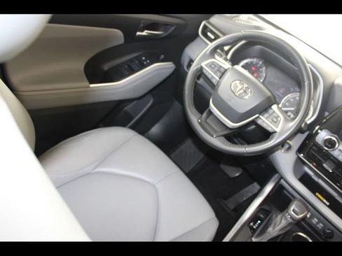Used 2023 Toyota Highlander XLE FWD image 16