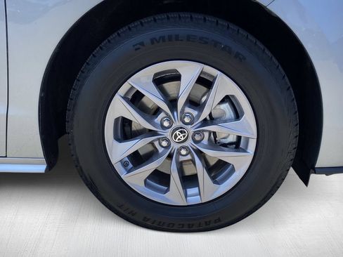 Used 2025 Toyota Sienna LE FWD image 14