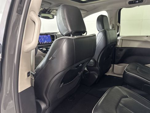 Used 2023 Chrysler Pacifica Limited FWD image 24