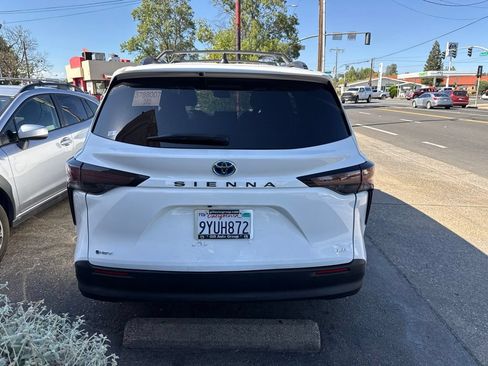 Used 2025 Toyota Sienna LE FWD image 3