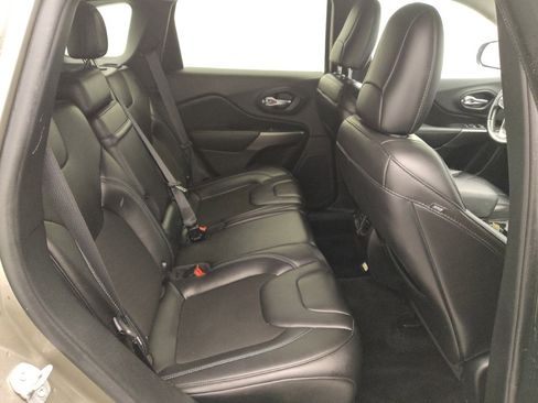 Used 2019 Jeep Cherokee Latitude Plus w/ Comfort/Convenience Group image 19