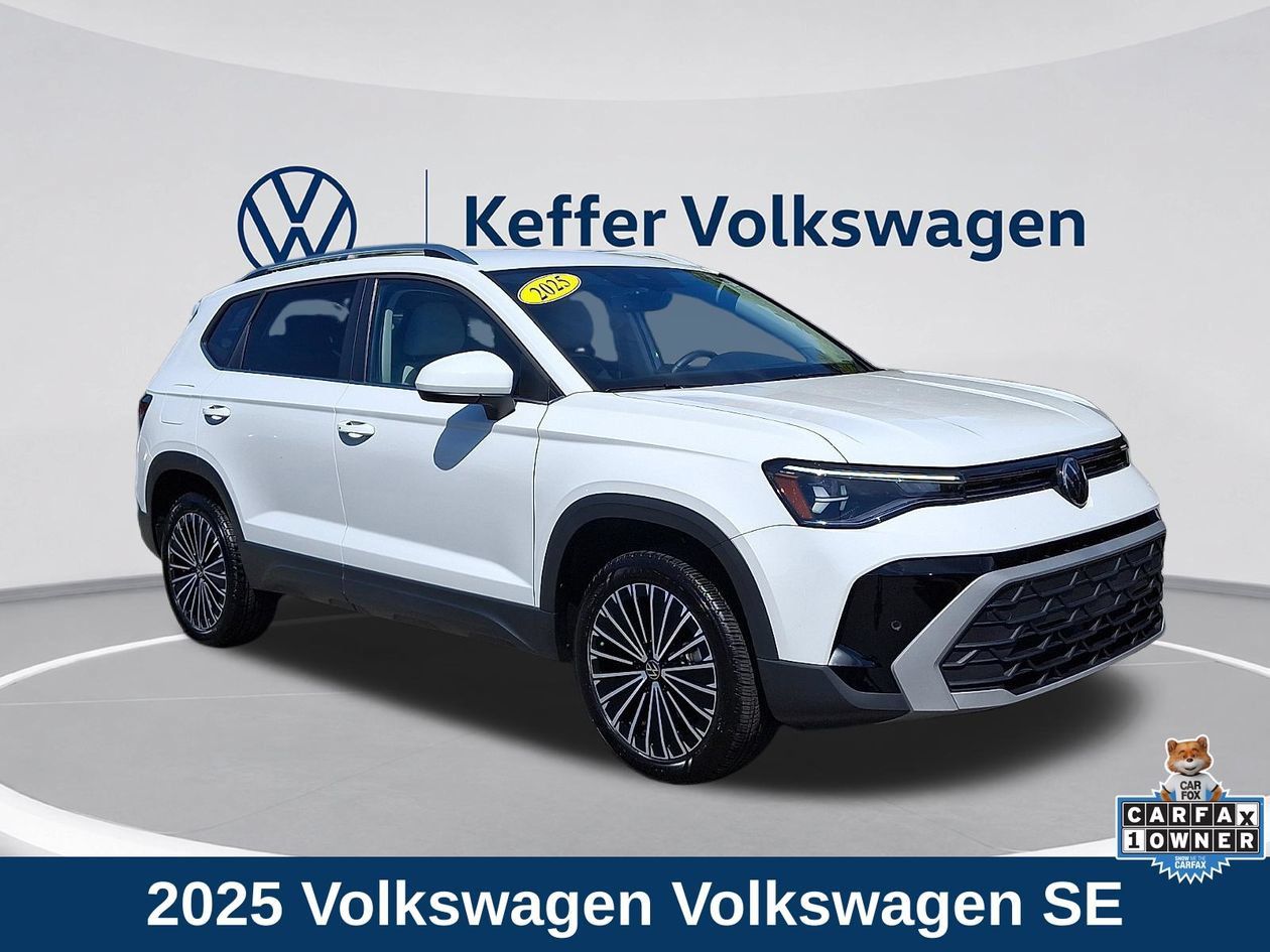 Used 2025 Volkswagen Taos SE FWD image 1
