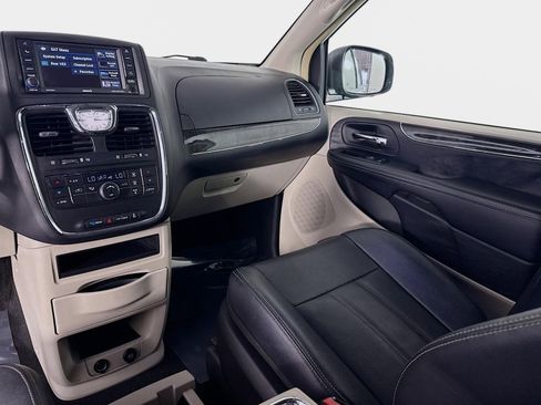 Used 2014 Chrysler Town & Country Touring image 22