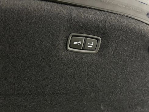 Used 2021 Porsche Taycan image 18