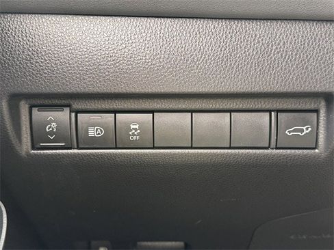 Used 2023 Toyota Venza LE image 21