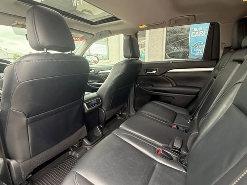 Used 2019 Toyota Highlander XLE image 11