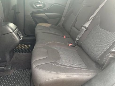 Used 2019 Jeep Cherokee Latitude w/ Popular Appearance Group AWD/4WD image 12