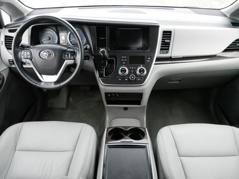 Used 2016 Toyota Sienna XLE image 10