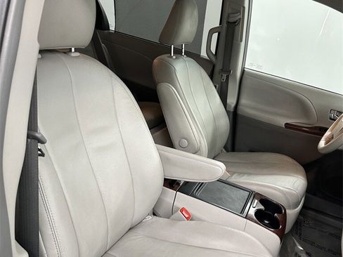 Used 2014 Toyota Sienna XLE image 37