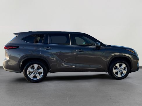 Used 2024 Toyota Highlander LE image 6