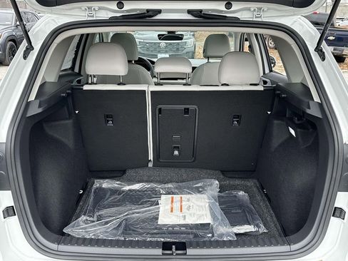 Used 2025 Volkswagen Taos SE w/ Panoramic Sunroof Package image 12