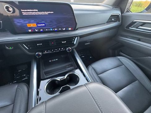 Used 2025 Chevrolet Suburban LT RWD image 3