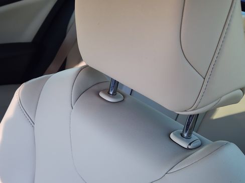 Used 2019 Toyota Prius image 19