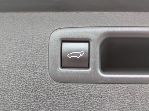 Used 2023 Toyota Highlander LE AWD/4WD image 19