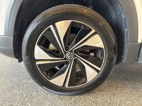 Certified 2024 Volkswagen Taos SE image 28