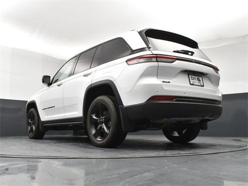 Used 2023 Jeep Grand Cherokee Altitude image 22