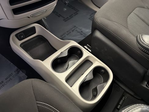 Used 2023 Chrysler Voyager LX image 23