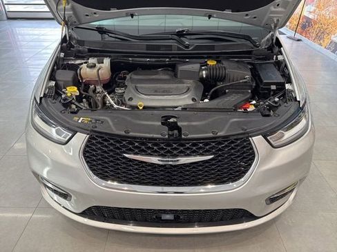 Used 2024 Chrysler Pacifica Touring-L image 56