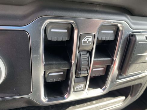 Used 2022 Jeep Wrangler Unlimited Sahara image 5