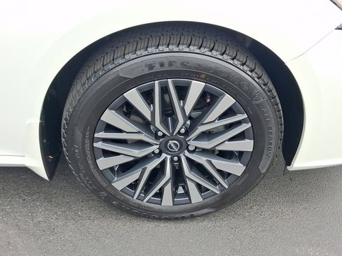 Used 2023 Nissan Altima 2.5 SV w/ SV Premium Package AWD/4WD image 8