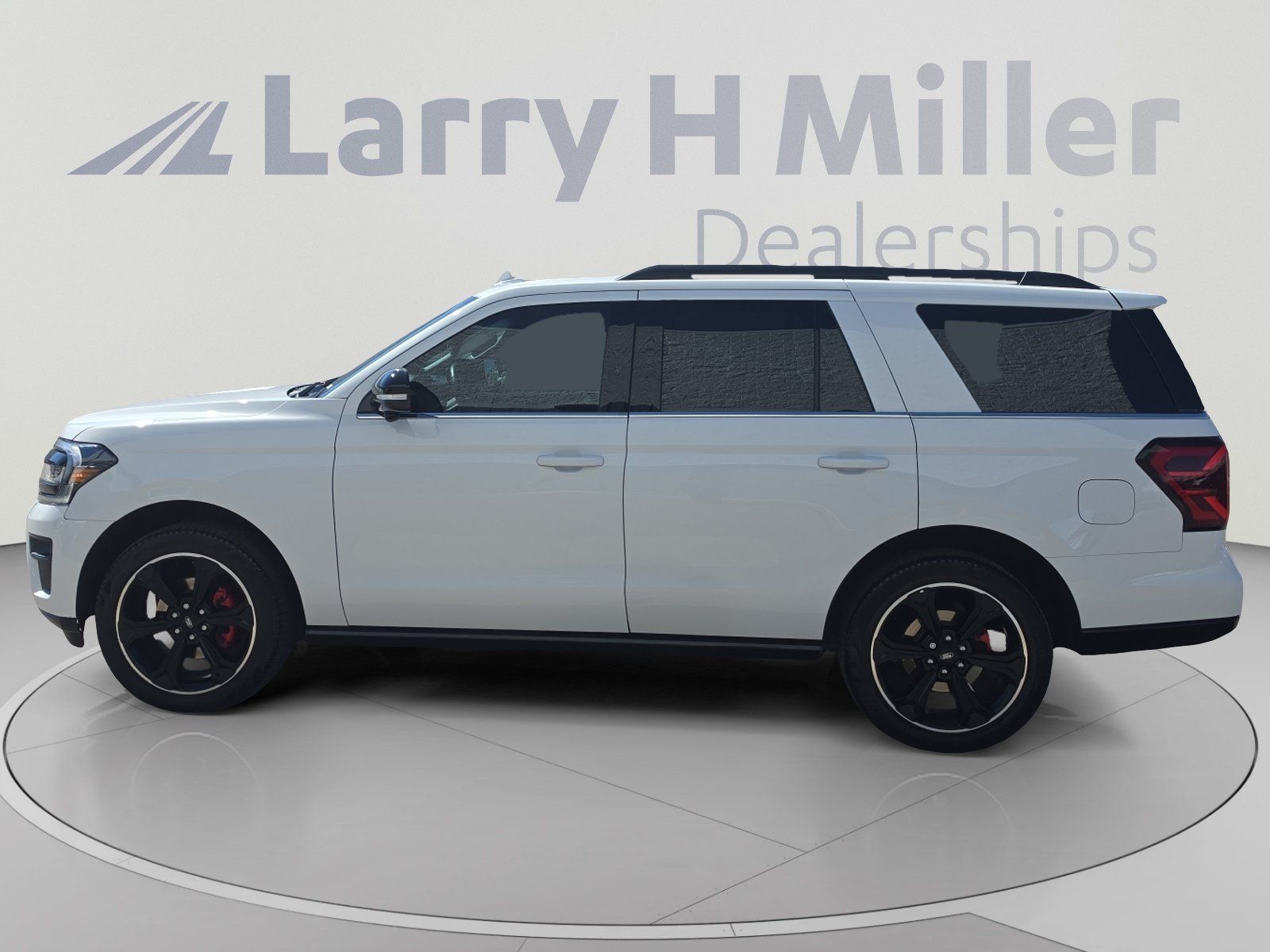 Used 2024 Ford Expedition Limited AWD/4WD image 2
